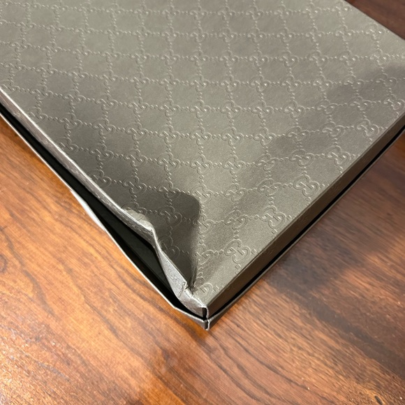 Gucci grey and white large stole cotton/silk blend EUC w/box - Picture 9 of 9